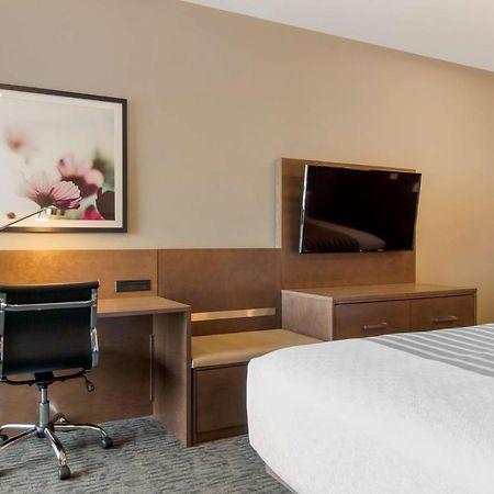 Best Western Plus Dauphin Exterior photo