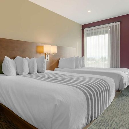 Best Western Plus Dauphin Exterior photo