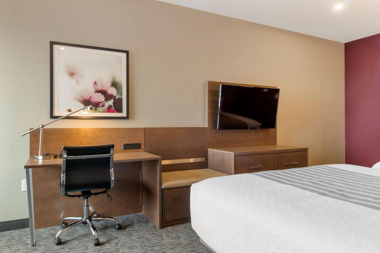 Best Western Plus Dauphin Exterior photo