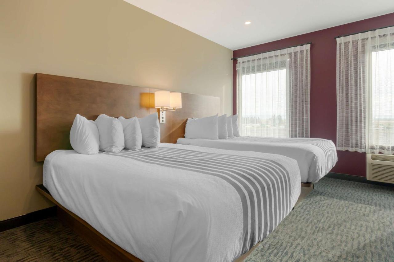 Best Western Plus Dauphin Exterior photo