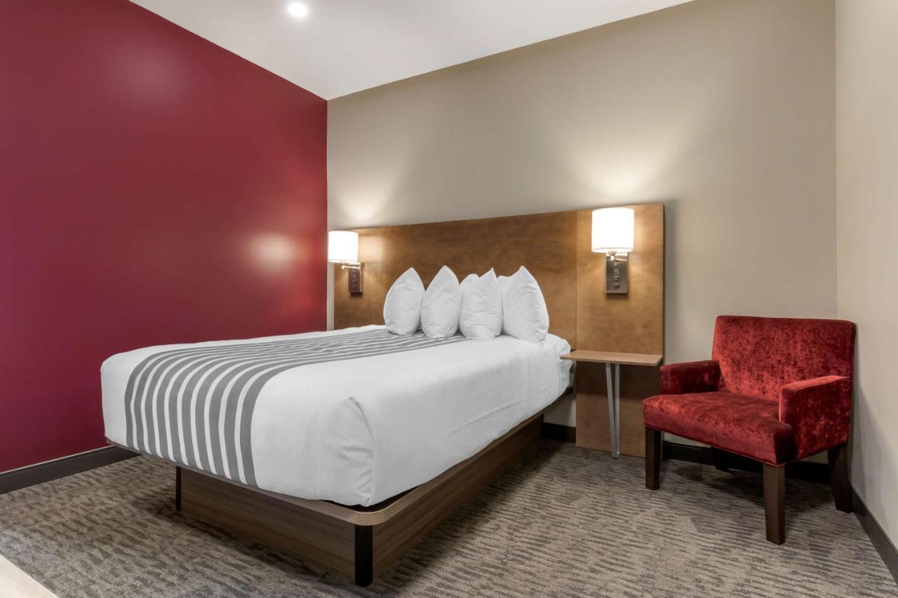 Best Western Plus Dauphin Exterior photo