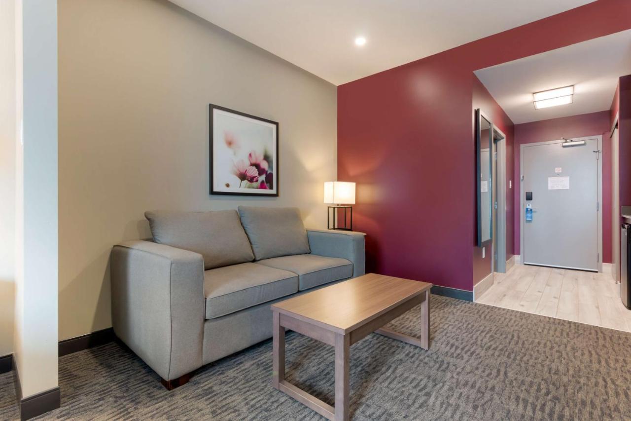 Best Western Plus Dauphin Exterior photo
