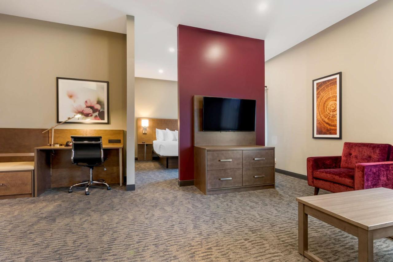 Best Western Plus Dauphin Exterior photo