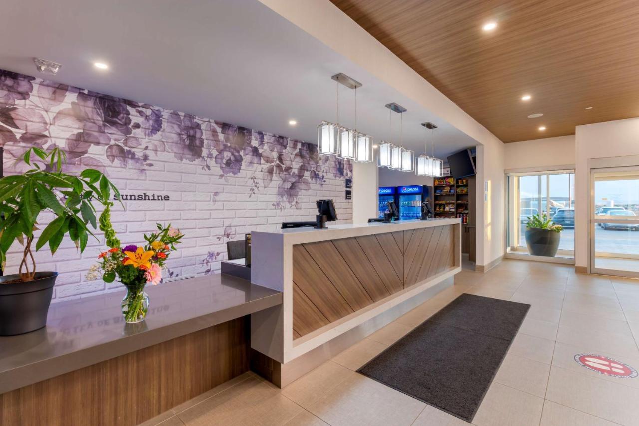 Best Western Plus Dauphin Exterior photo