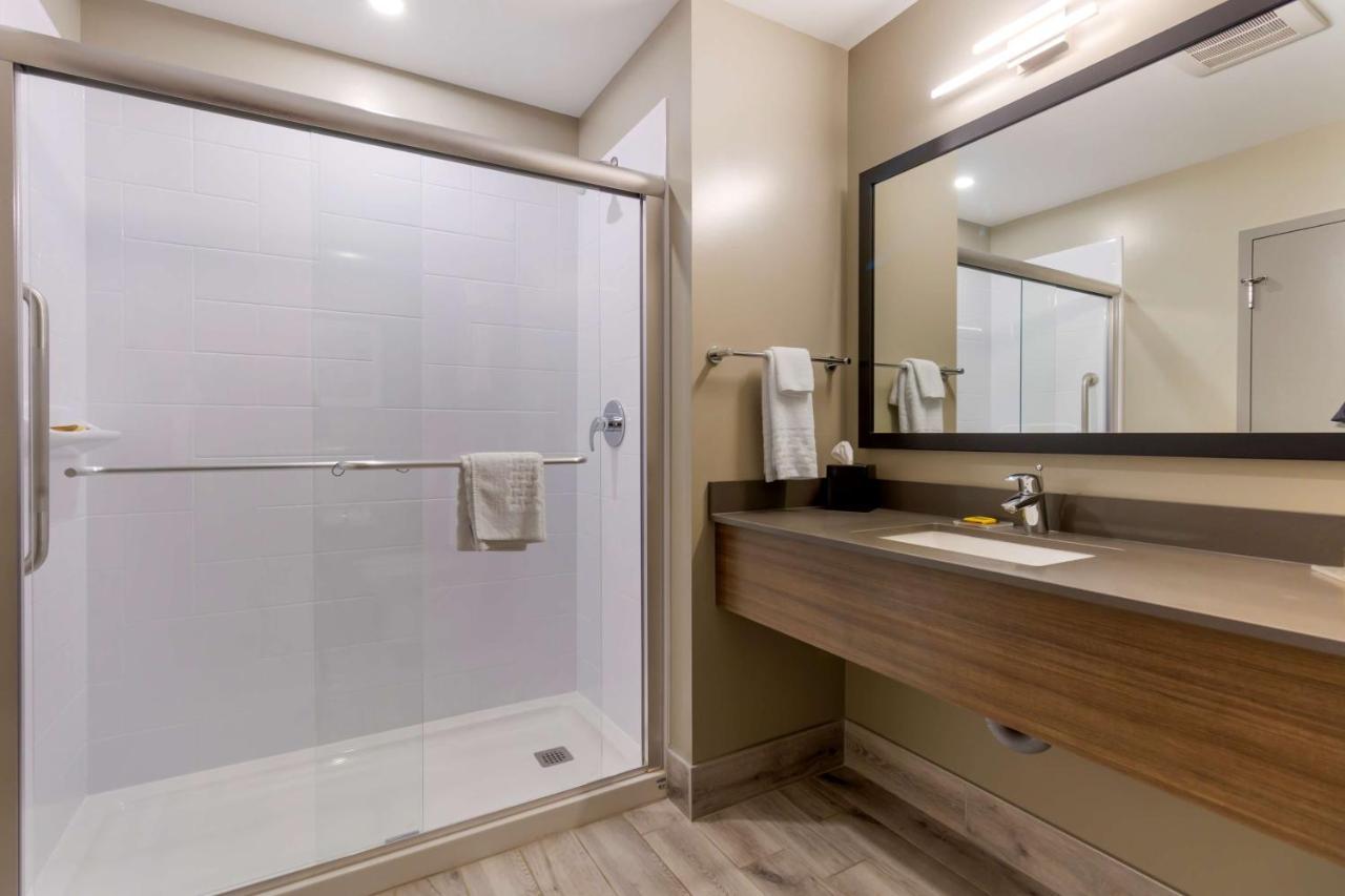 Best Western Plus Dauphin Exterior photo