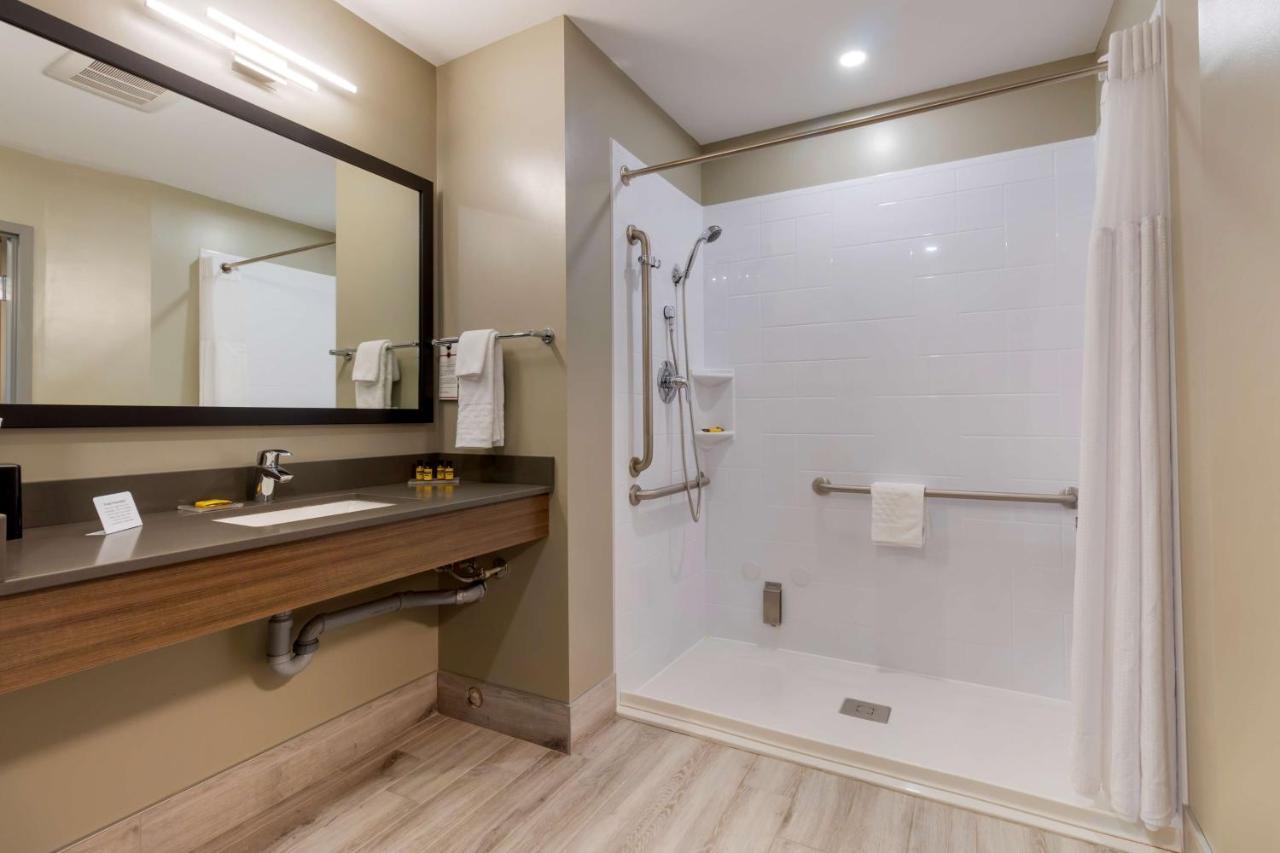 Best Western Plus Dauphin Exterior photo