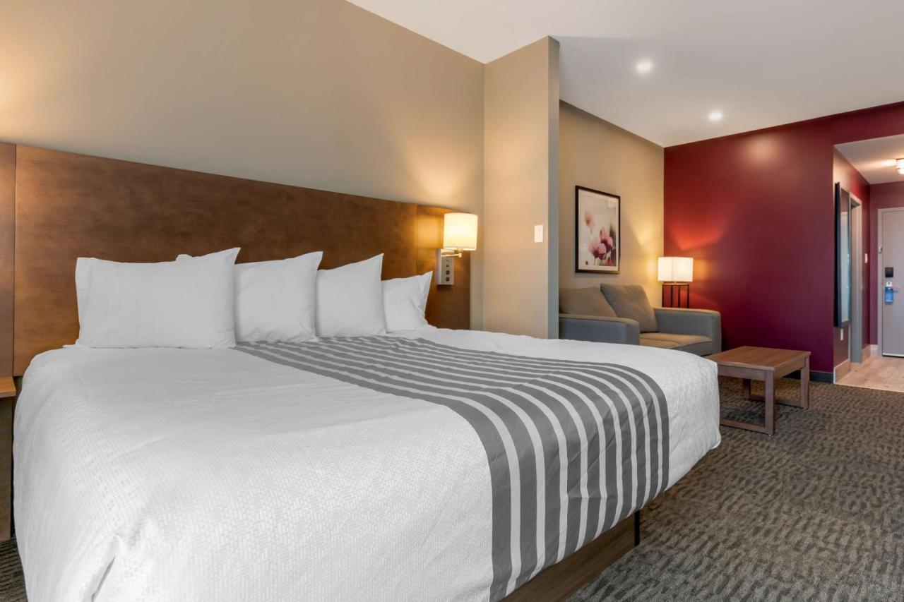 Best Western Plus Dauphin Exterior photo