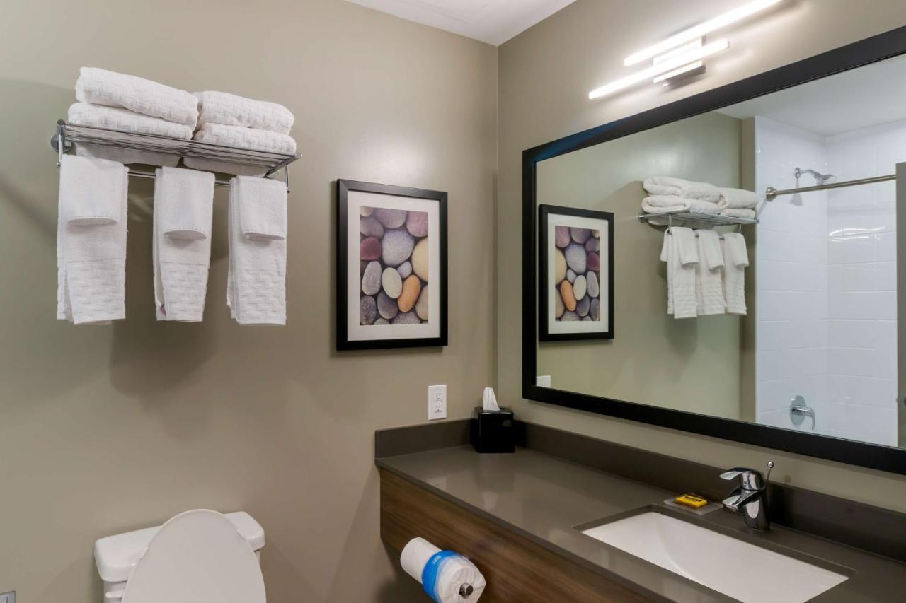 Best Western Plus Dauphin Exterior photo