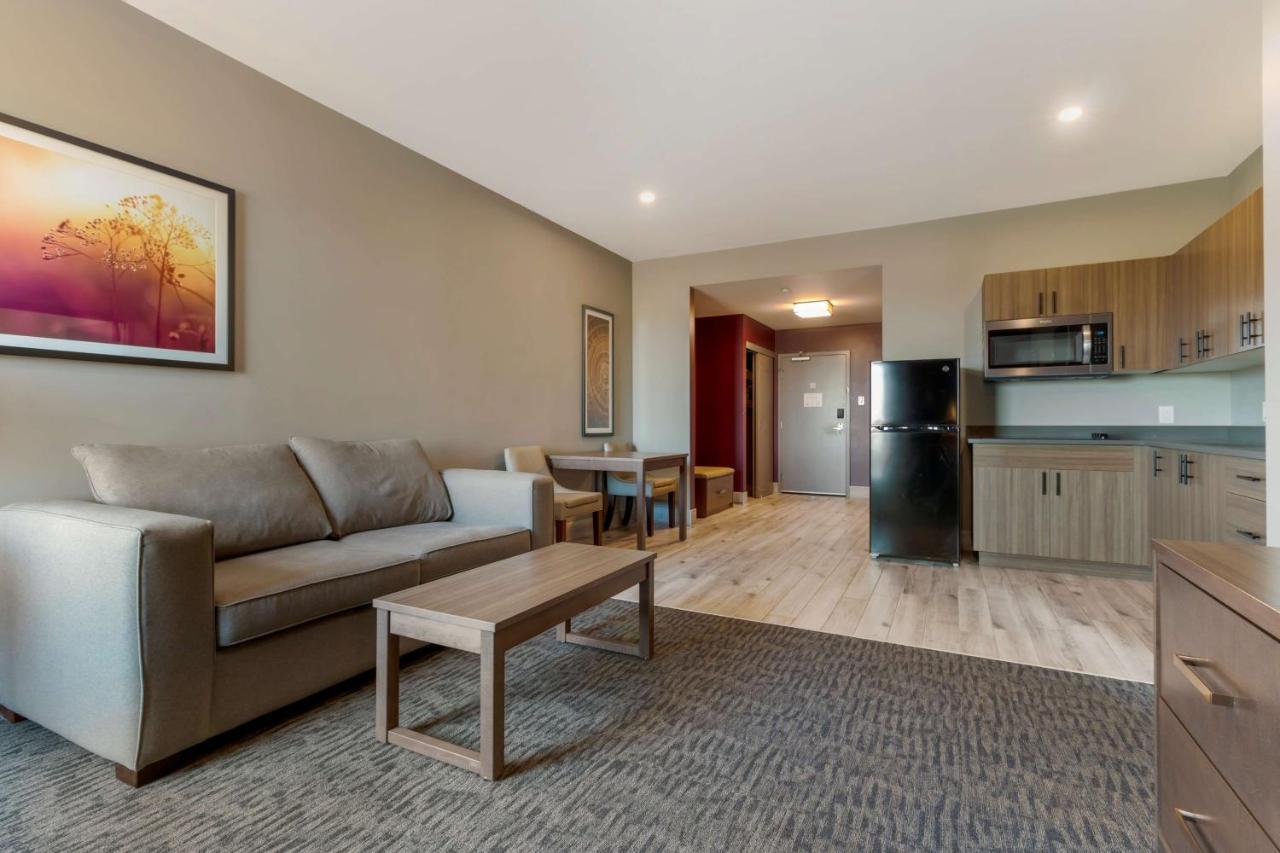 Best Western Plus Dauphin Exterior photo