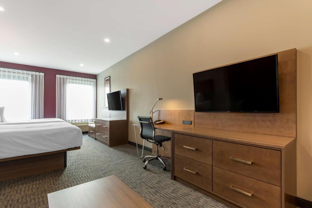 Best Western Plus Dauphin Exterior photo