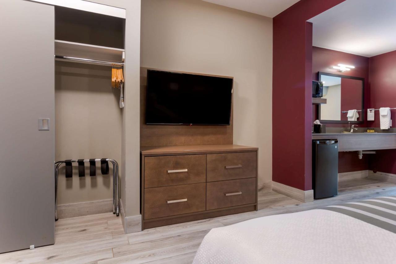 Best Western Plus Dauphin Exterior photo