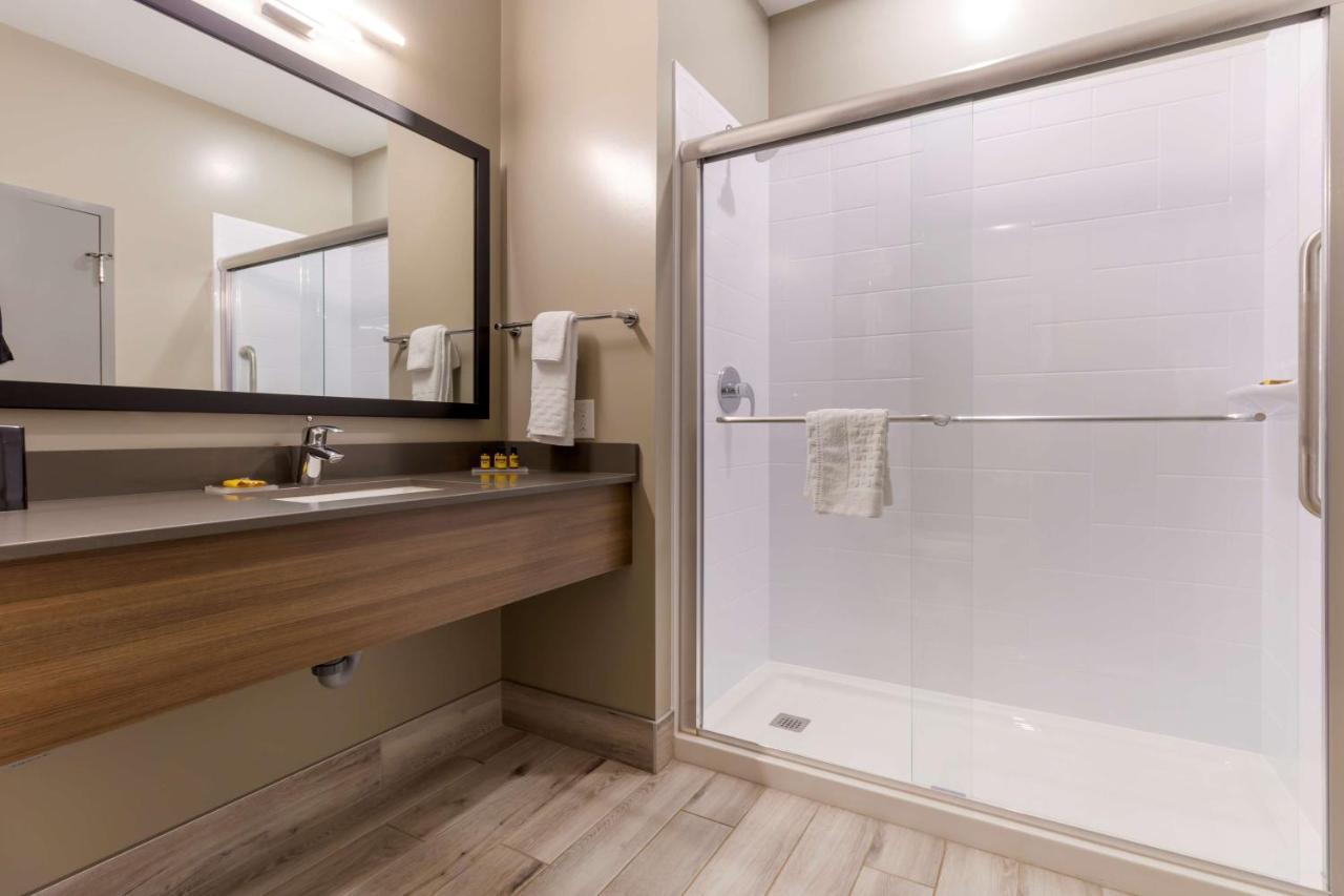 Best Western Plus Dauphin Exterior photo